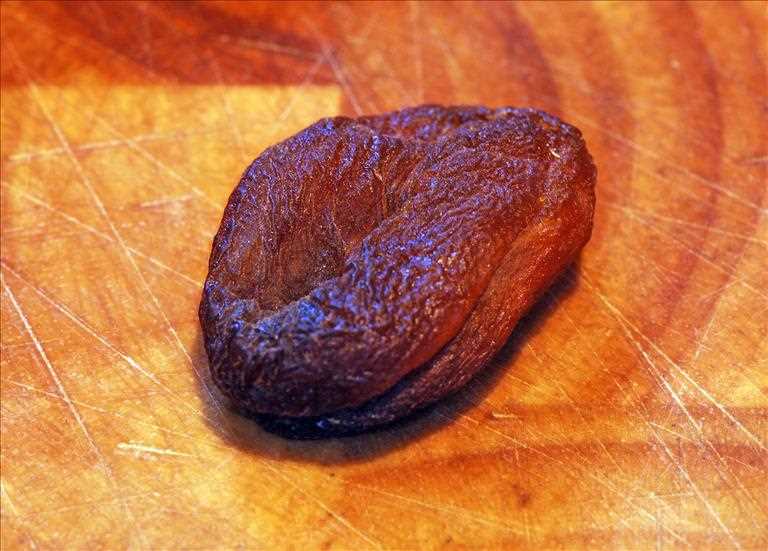 Torkad aprikos: färgen är brunaktig eftersom frukten inte har behandlats med svaveldioxid (E220)