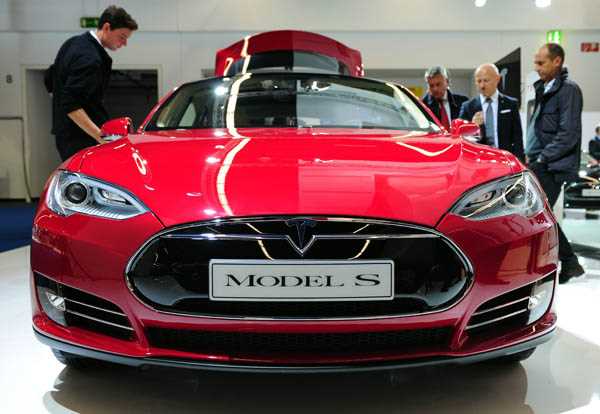 A 'Model S' by Tesla Motors is on display at the company's exhibition booth at the press day of the Frankfurt Motor Show (IAA) in Frankfurt, Germany, on Tuesday, Sept. 10, 2013. (DANIEL REINHARDT/EPA)