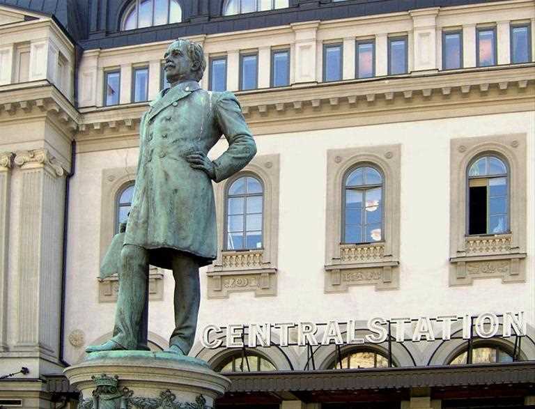 Staty av Nils Ericson utanför Stockholms Central 