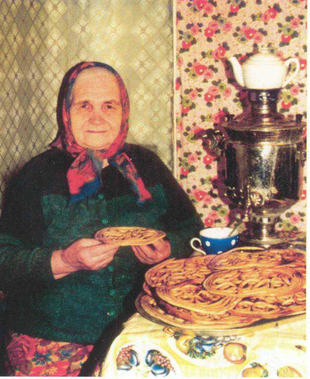 Тетерки - Мастерица из д.Ширяиха (2000 г.) Фотография из кн.: Каргопольские тетерки. Каргополь, 2006