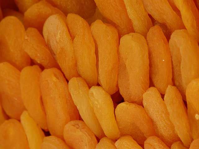 Torkad aprikos: färgen är orange eftersom frukten har behandlats med svaveldioxid (E220)