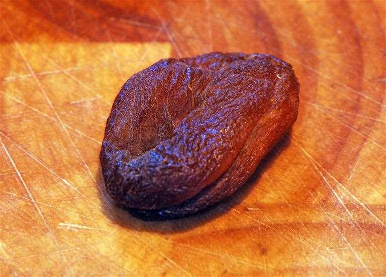 Obehandlad torkad frukt har ett brunaktigt utseende