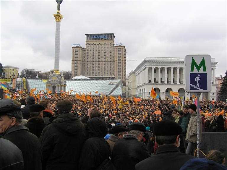 Сбор «оранжевых» демонстрантов на площади Независимости в Киеве 22 ноября 2004 года