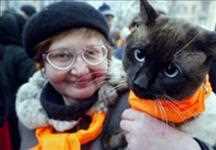 On the Maidan (Kyiv): a grandmother and a cat - in orange scarves (grandmother - on the left), 30.11.2004